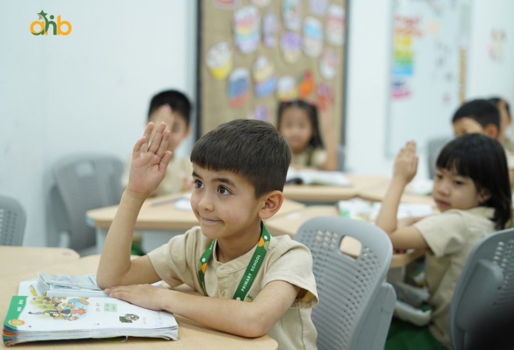 Trẻ chủ động phát biểu trong giờ học