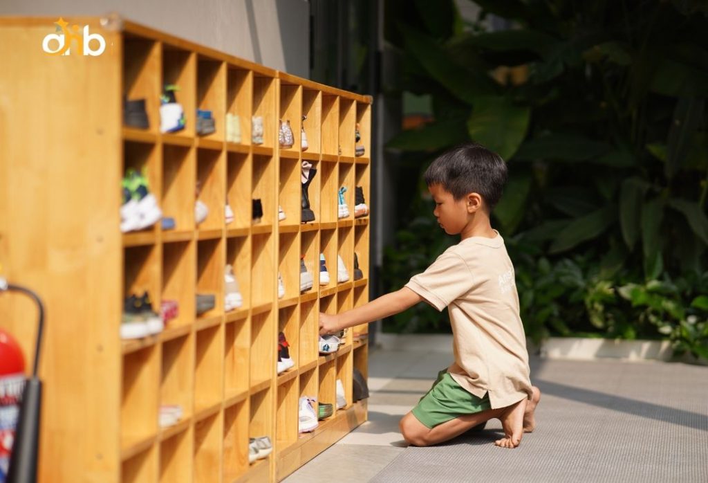 Trẻ tự giác sắp xếp đồ dùng gọn gàng