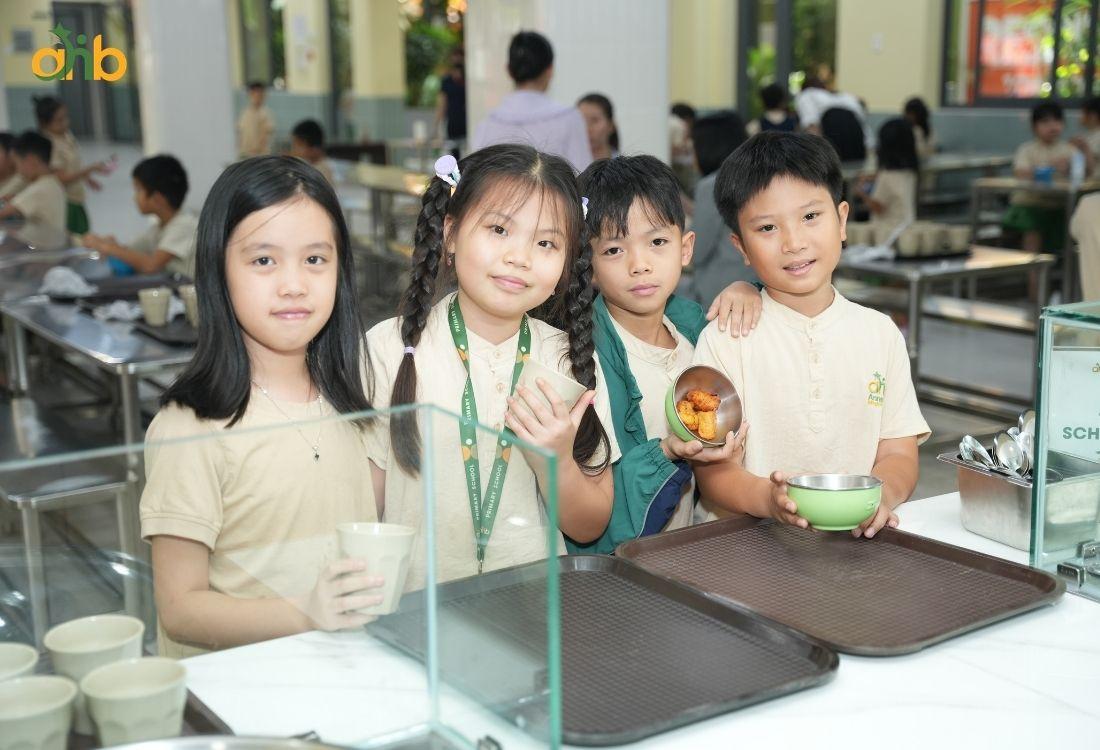Trẻ cũng cần ăn uống đầy đủ và ngủ đủ giấc trong mùa thi