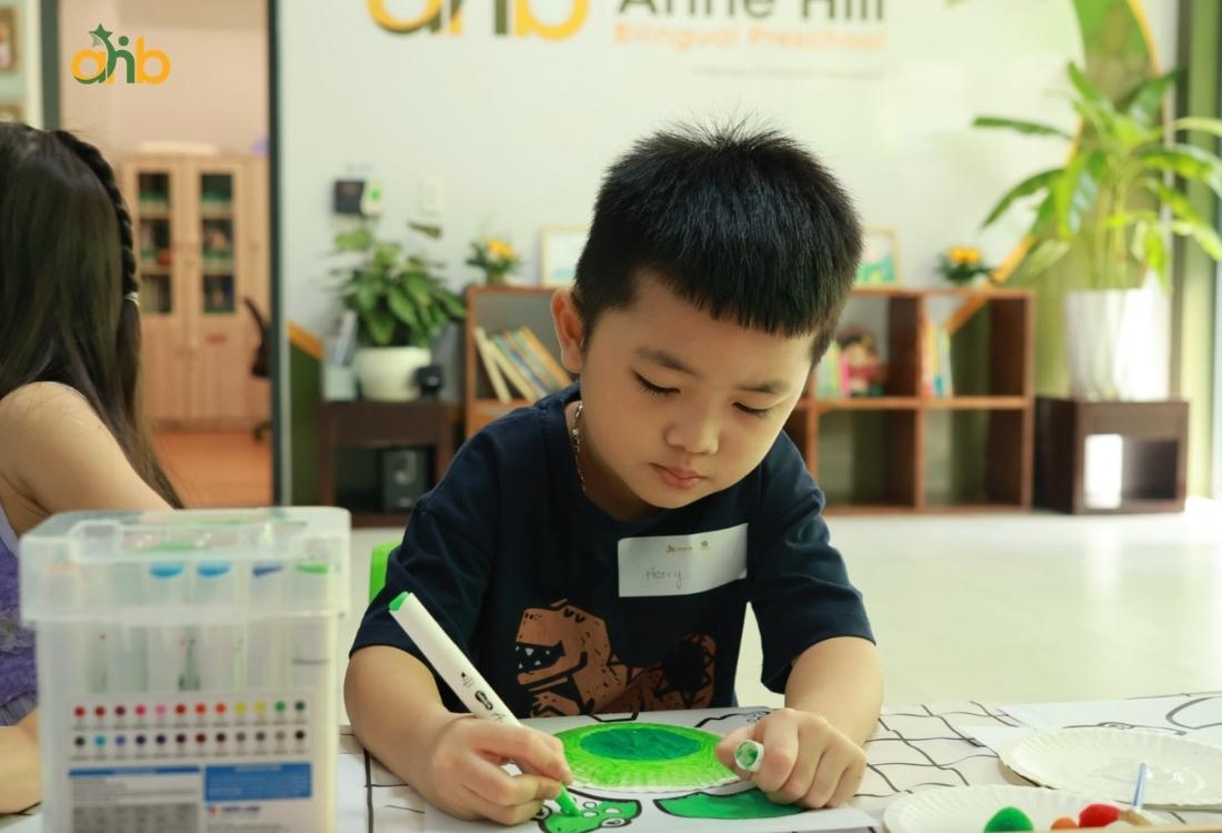Anne Hill gợi ý các hoạt động tương tác giúp phát triển cảm xúc cho trẻ
