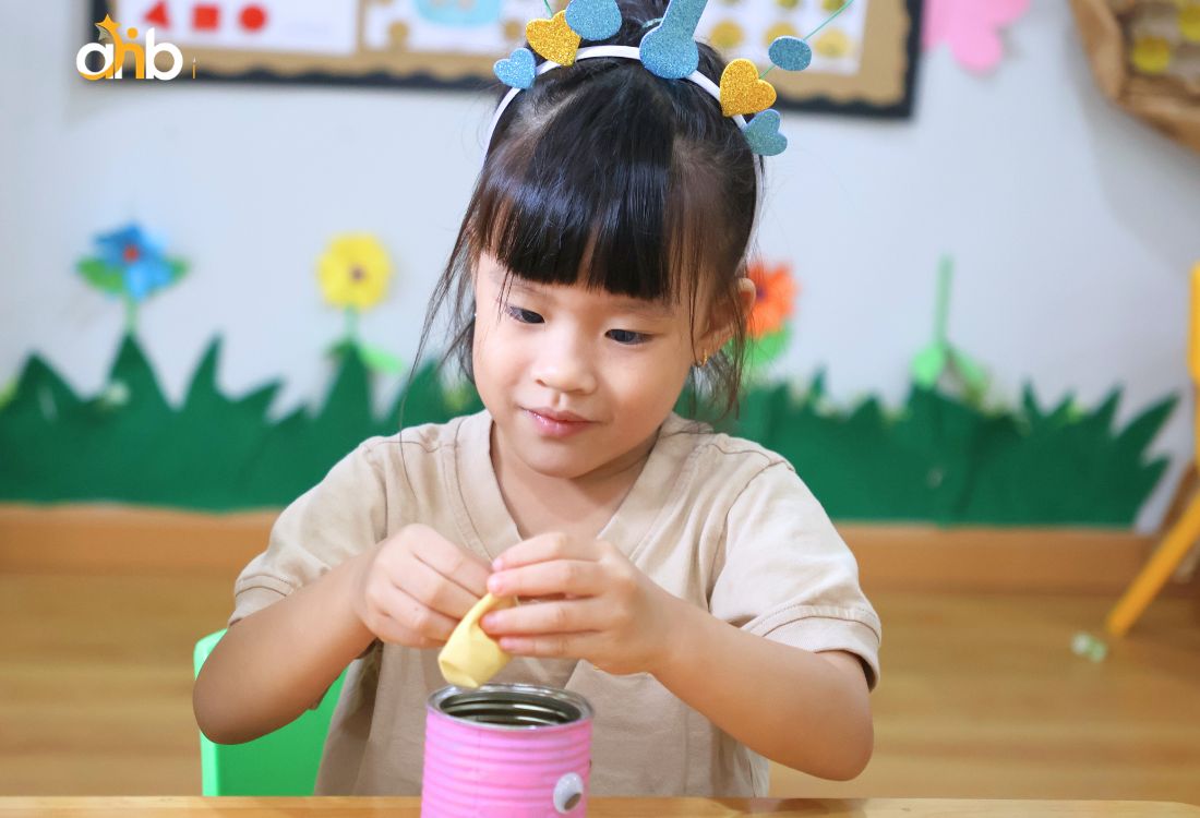 Cha mẹ nên bên cạnh chỉ dạy trẻ các kỹ năng tự phục vụ