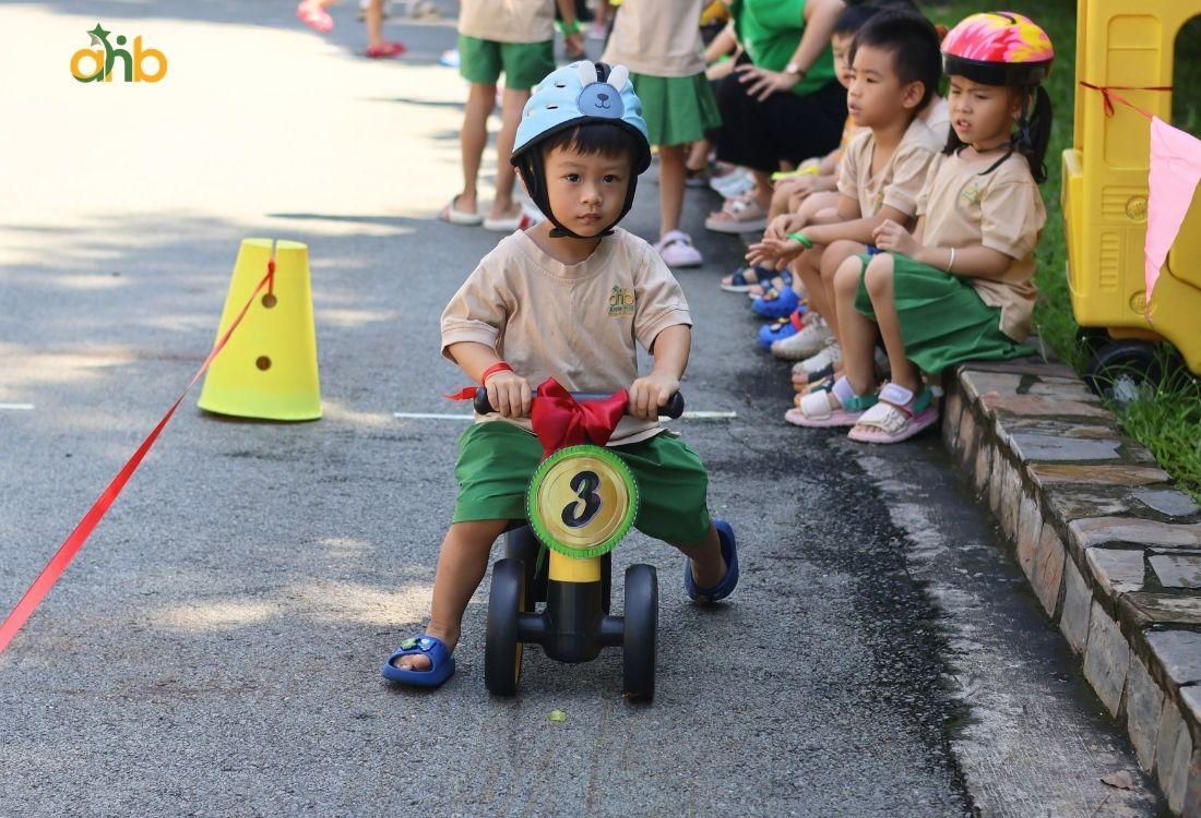 Dạy trẻ các nguyên tắc khi tham gia giao thông thông qua việc tổ chức các trò chơi