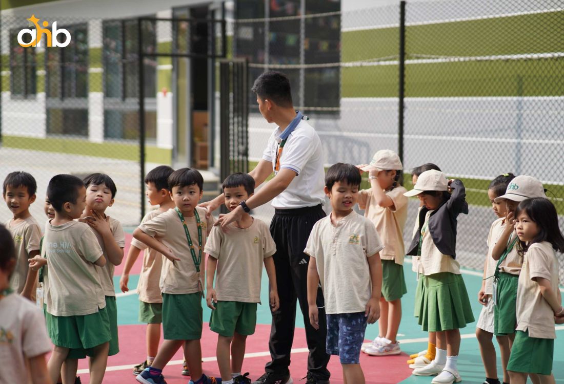 Học sinh Anne Hill tham gia hoạt động thể chất ngoài trời