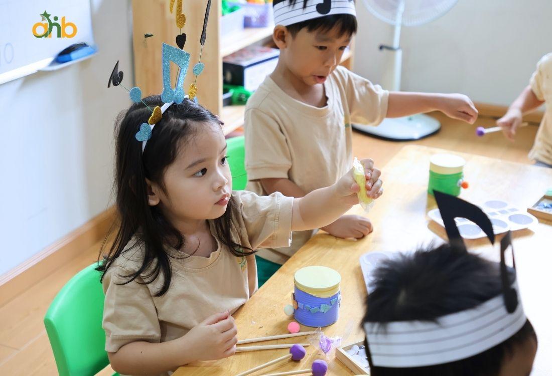 Trẻ học tập kỹ năng bảo vệ bản thân thông qua các hoạt động đơn giản