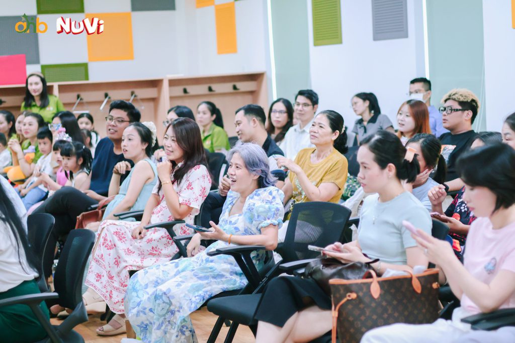 Quý Phụ huynh bày tỏ sự thích thú với những tiết mục đặc sắc của các bạn nhỏ