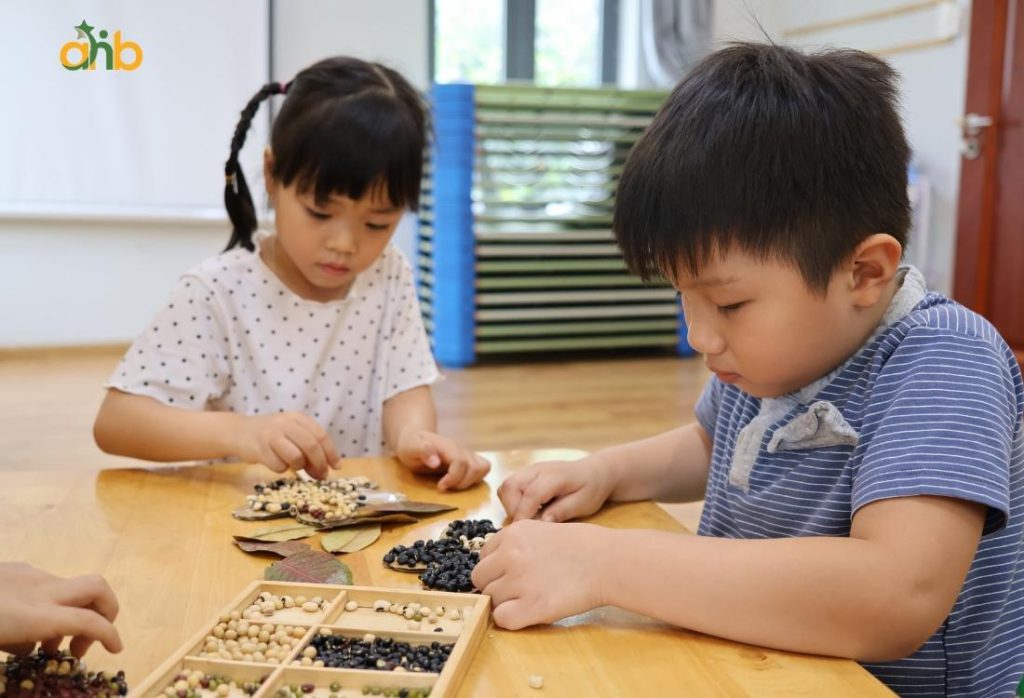 Mỗi trẻ có nhịp phát triển riêng - phụ huynh cần quan sát dấu hiệu sẵn sàng trước khi cho con đến trường