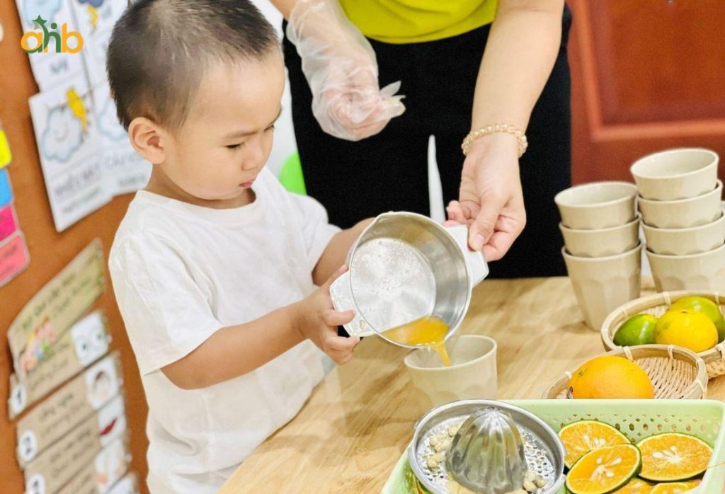 Phụ huynh nên hỏi rõ thực đơn hàng tuần và khả năng điều chỉnh theo nhu cầu khi đi tìm trường cho con