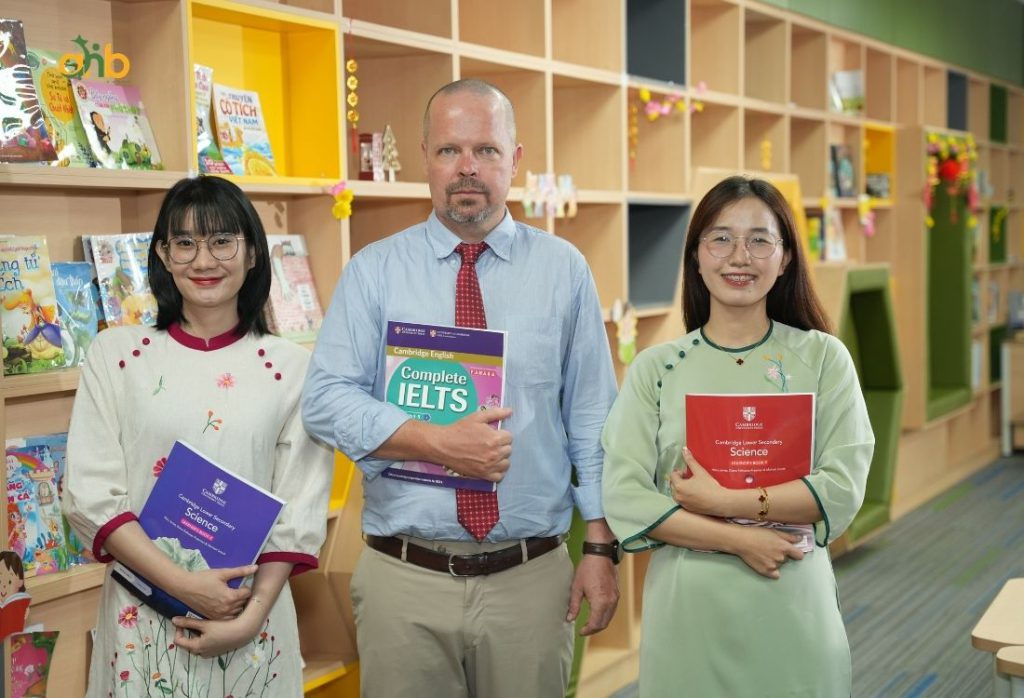 Sự phối hợp giữa giáo viên Việt Nam và bản ngữ giúp trẻ thích nghi nhẹ nhàng hơn