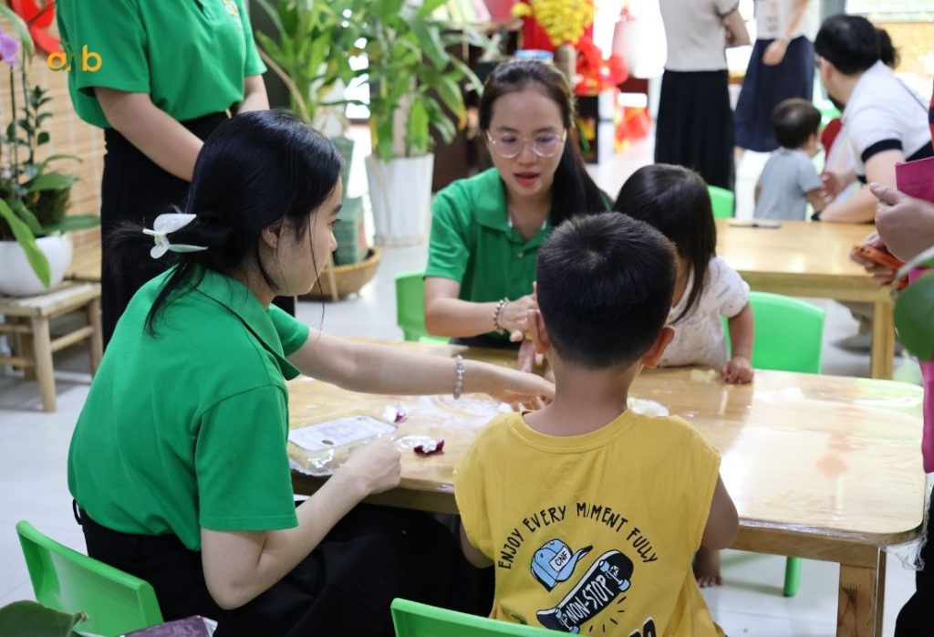 Kỹ năng kể chuyện, hát, múa là "vũ khí" đặc thù của giáo viên mầm non
