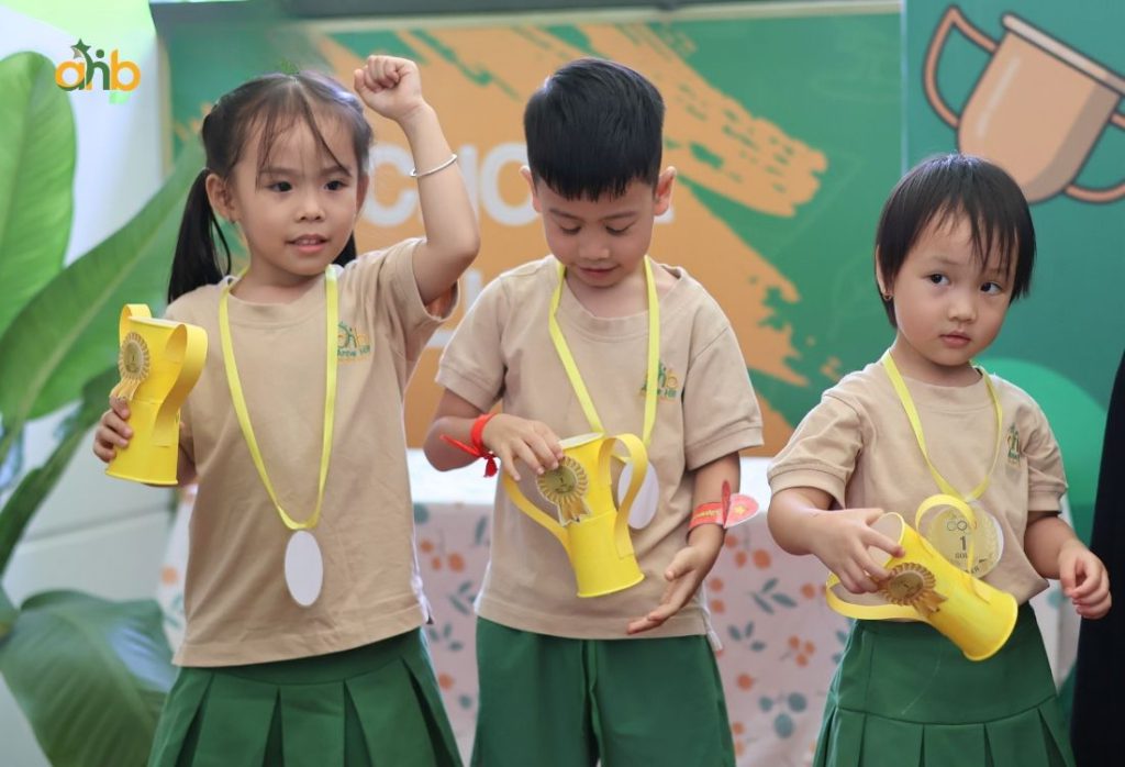 Trưng bày sản phẩm của trẻ cho thấy giáo viên tôn trọng nỗ lực và sáng tạo của từng bé