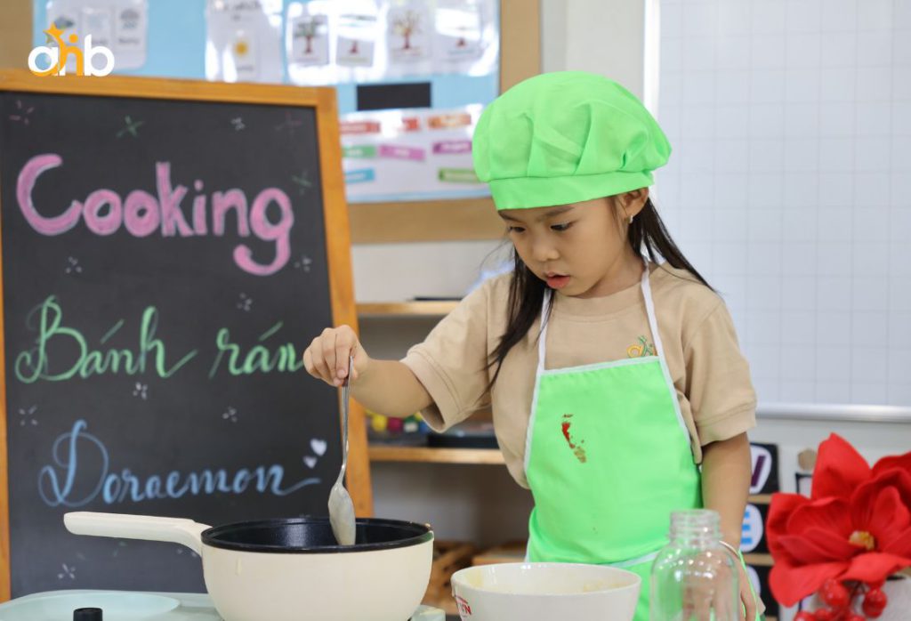 Thời lượng tiết học tăng dần theo tuổi - phù hợp với khả năng tập trung của trẻ