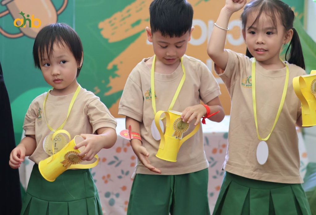Học qua chơi: trẻ hiểu khái niệm cao-thấp, nhiều-ít thông qua trải nghiệm trực tiếp với đồ vật